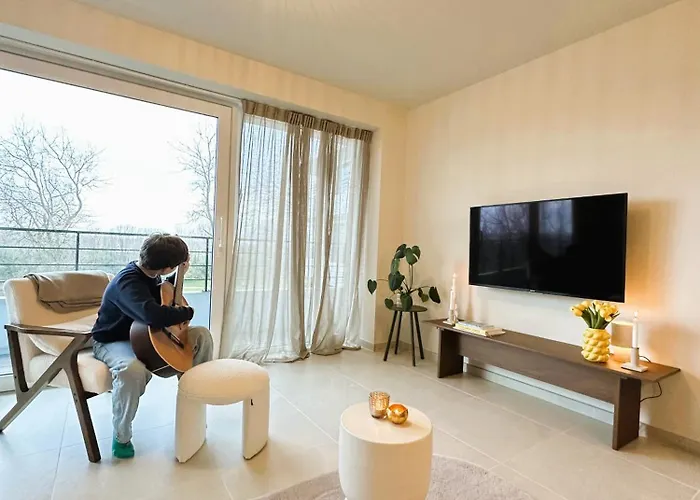 Lichtrijk Met Terras & Gratis Parking - 50m Apartment *