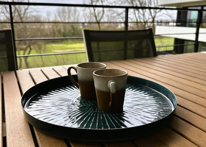 Lichtrijk Met Terras & Gratis Parking - 50m Apartment *